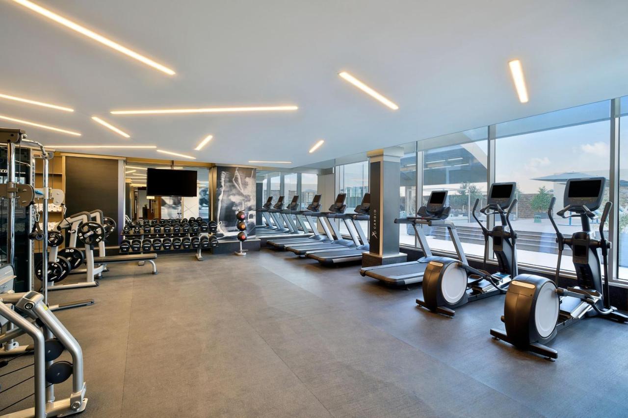 Jeddah Marriott Hotel Madinah Road Exterior foto The gym at the hotel