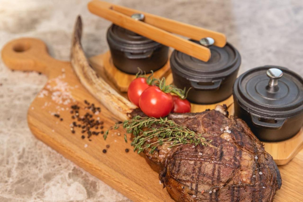 Jeddah Marriott Hotel Madinah Road Exterior foto A steak prepared with the dry-aging technique