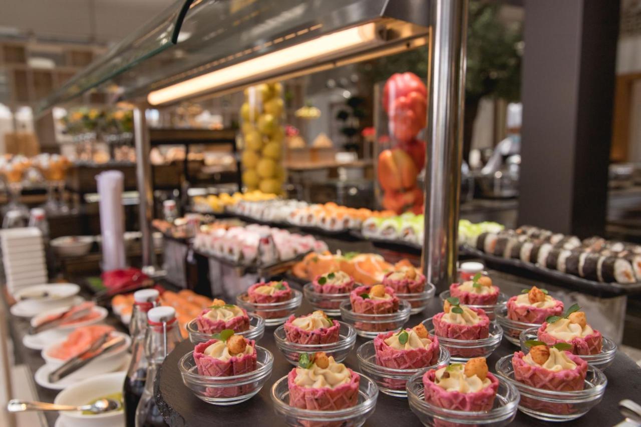 Jeddah Marriott Hotel Madinah Road Exterior foto A buffet at a hotel