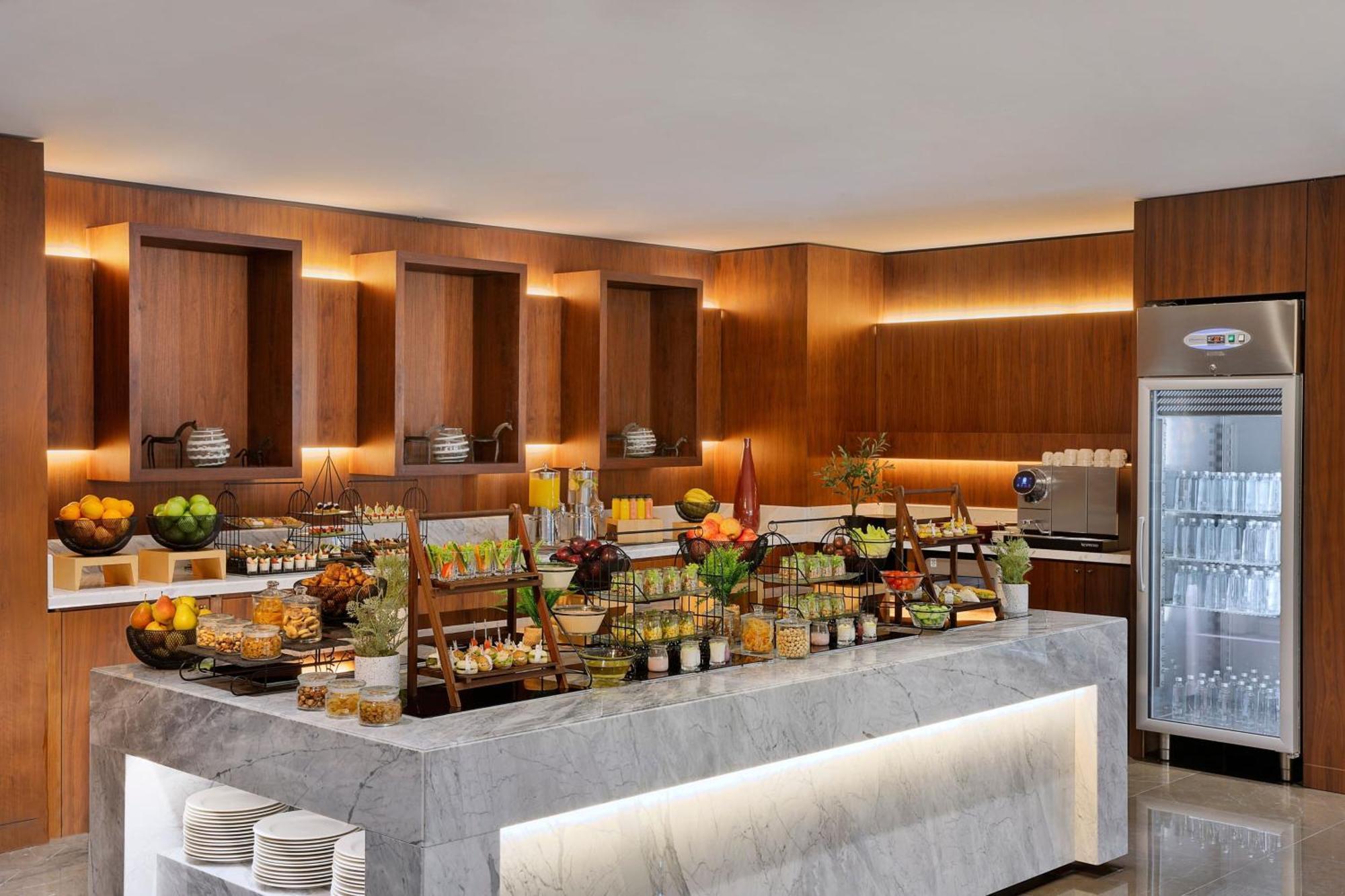 Jeddah Marriott Hotel Madinah Road Exterior foto The buffet at the lounge