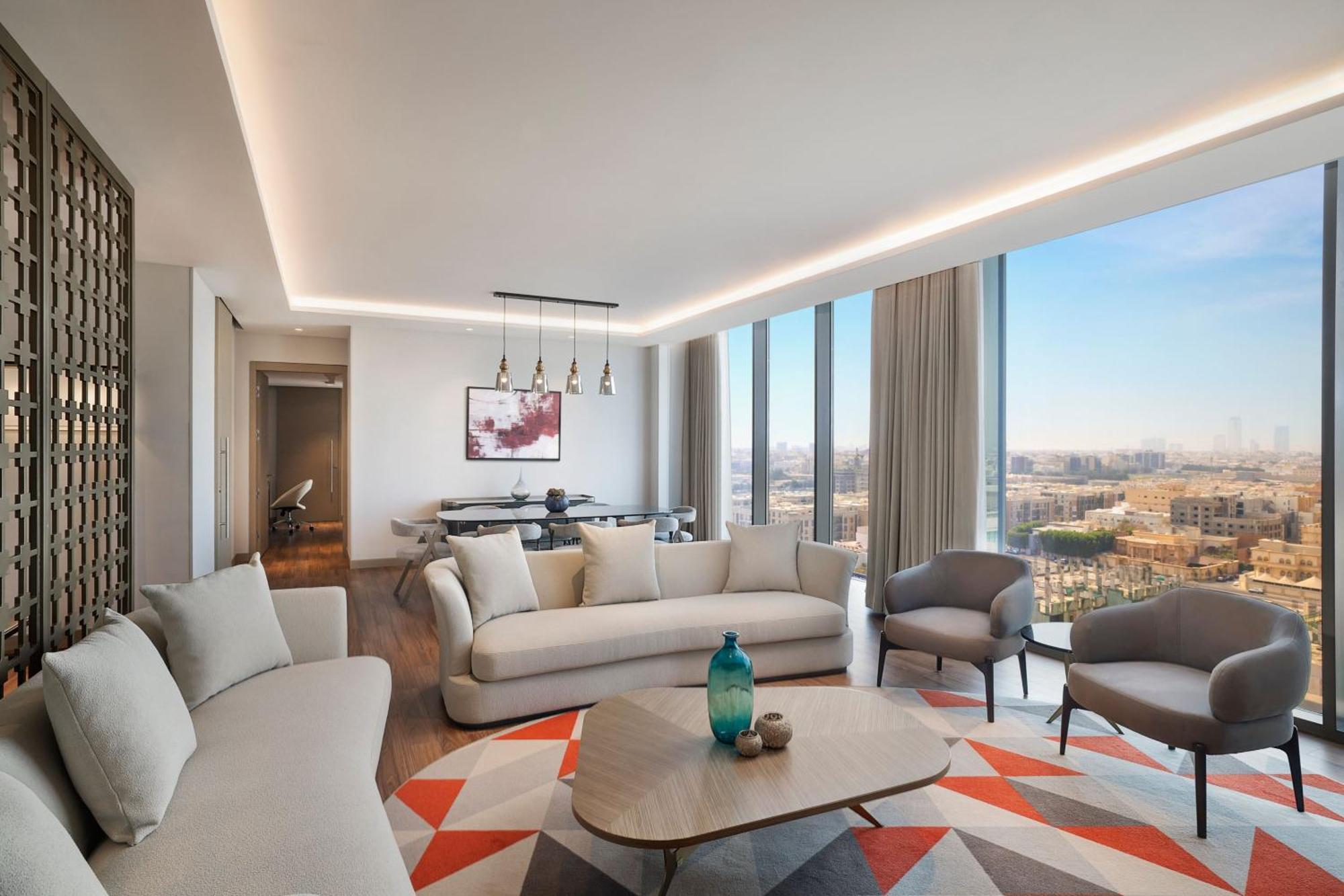 Jeddah Marriott Hotel Madinah Road Exterior foto The living room of a three-bedroom apartment